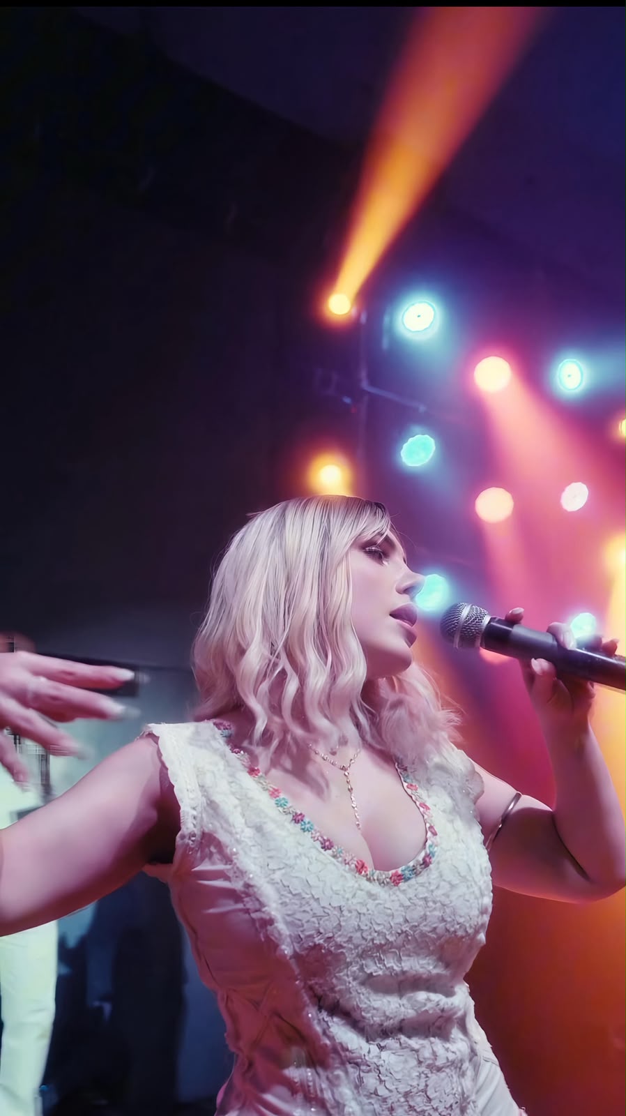 Aylen K cantando en escenario