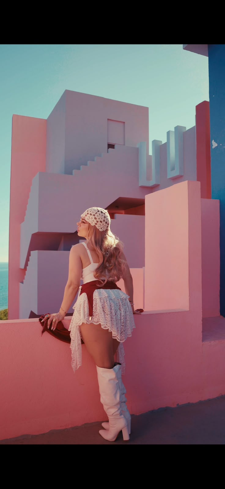 Aylen K sentada en una escenografia rosa